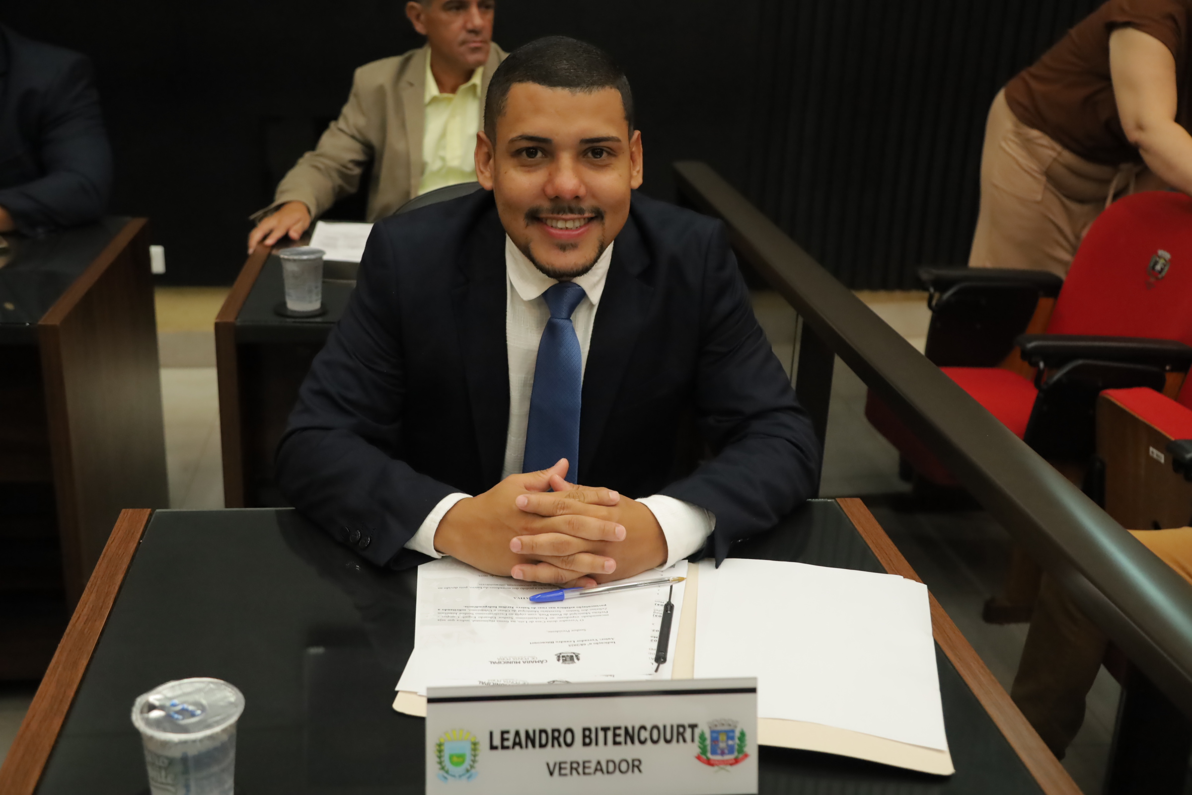 Leandro Bitencourt solicita melhorias em infraestrutura e iluminação pública