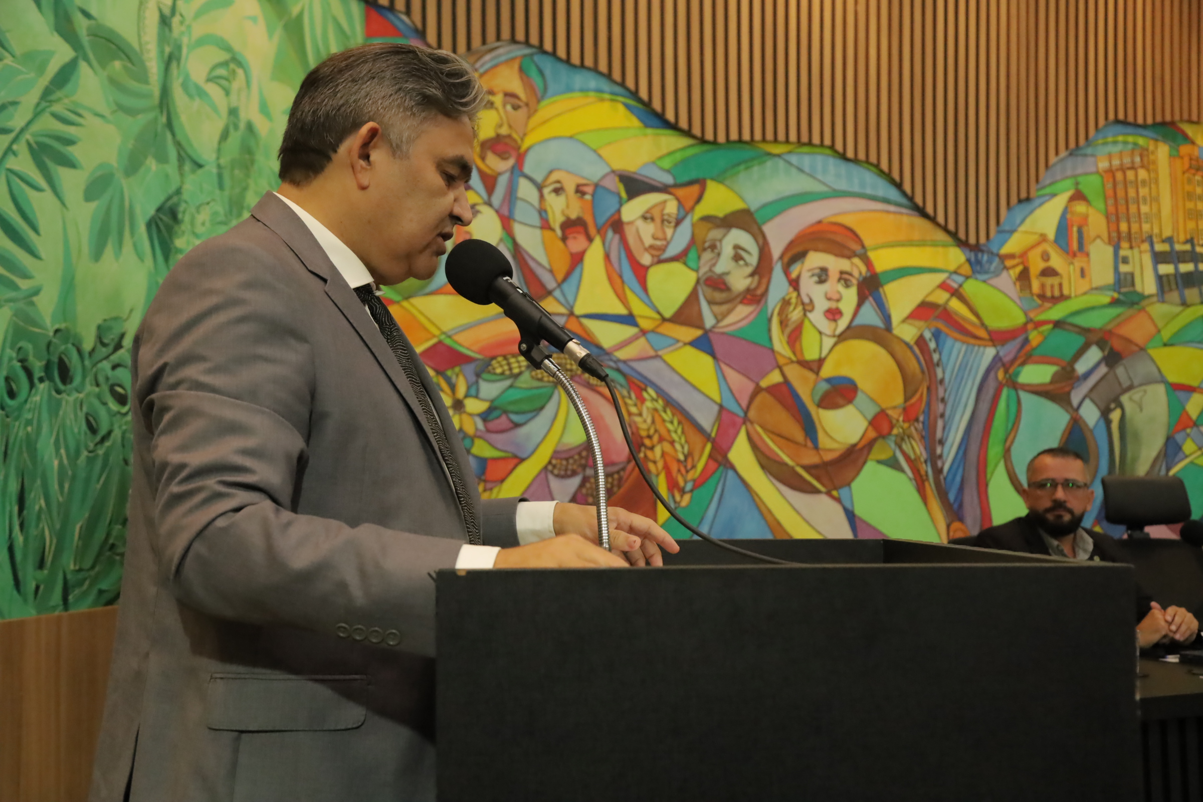 Marcelino Nunes solicita rotatória no centro e limpeza de terreno no bairro Ipê II