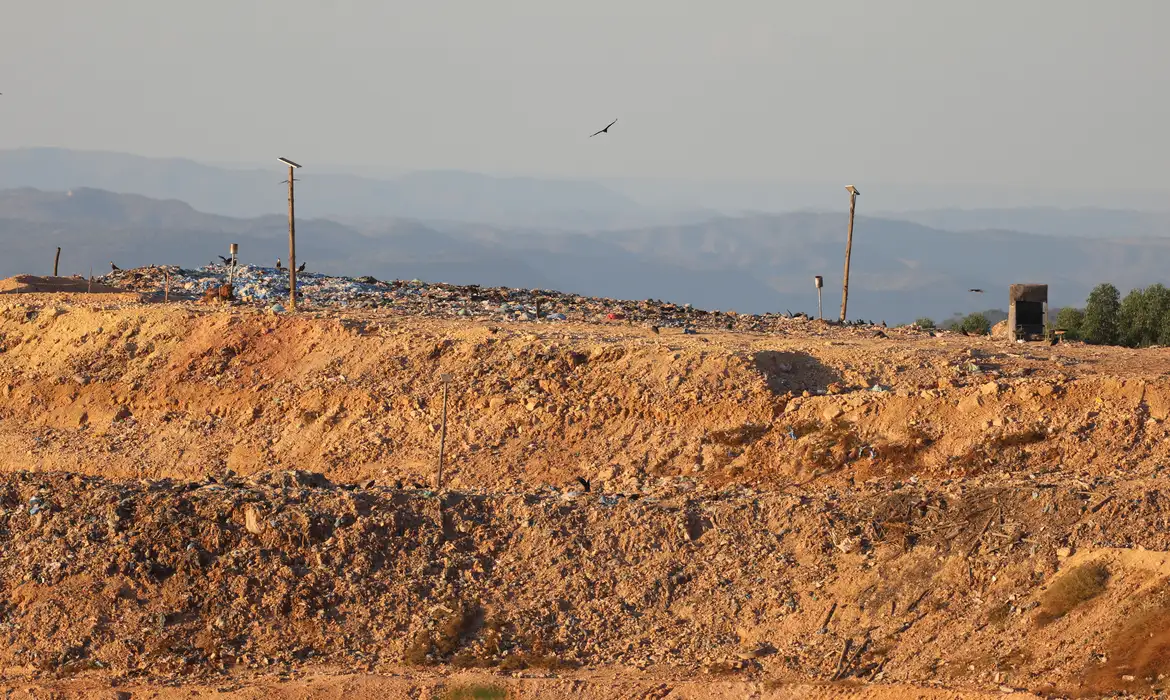Após interdição, ato pede fechamento de lixão perto de Brasília
