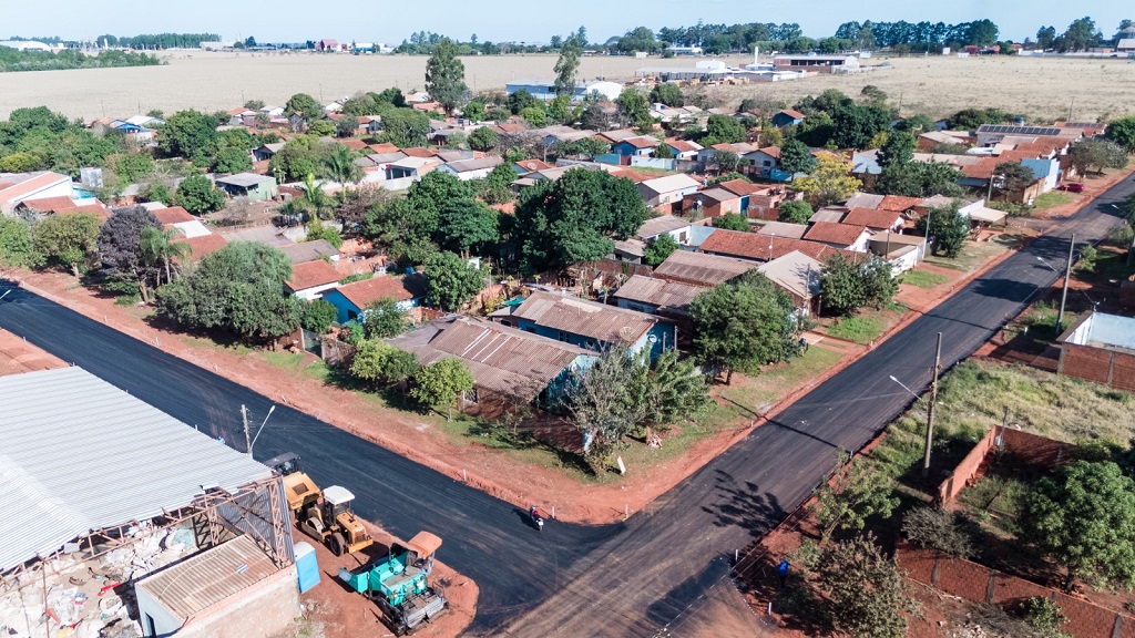 Prefeitura executa pavimentação asfáltica no bairro Júlia Cardinal