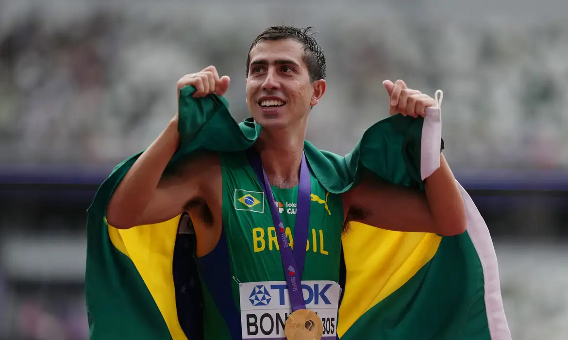 Caio Bonfim é o campeão mundial dos 20 km da marcha atlética. A conquista foi confirmada no início da madrugada deste sábado (20), no horário de Brasília, em prova disputada em Tóquio. Caio Bonfim venceu a prova com o tempo de 1:18:35, seguido pelo chinês Zhaozhao Wang (1:18:43) e pelo espanhol Paul McGrath (1:18:45). Matheus Corrêa (AABLU-SC) terminou a prova em 17º (1:21:04) e Max Batista, em 42º (1:27:34). Na prova feminina, Viviane Lyra foi a 12ª colocada, com o tempo de 1:29:02, e Gabriele Muniz (CASO-DF) terminou em 32º (1:34:28). Érica Sena (Pinheiros-SP) abandonou a prova após o terceiro quilômetro. A conquista transformou o atleta no maior medalhista do país em mundiais. São quatro medalhas em oito edições disputadas: bronze em Londres-2017 e Budapeste-2023 no 20 km, e a prata nos 35 km conquistada no primeiro dia do Mundial (12/9). O Brasil soma 19 pódios em Mundiais. São três ouros: a conquista marchador brasiliense em 2025, Alison dos Santos, nos 400 metros com barreiras, em Eugene-2022, e Fabiana Murer, no salto com vara, em Pequim-2015. Esta também é a melhor campanha do Brasil em Mundiais, com um ouro e duas pratas: além das duas medalhas de Caio Bonfim, Alison dos Santos sagrou-se vice-campeão dos 400 metros com barreiras. "Ainda não caiu a ficha. Eu não sabia que era ouro. Eu passei o chinês e o espanhol na última volta, fiz a vinda para o estádio (marchando) rápido, porque eu pensei: 'eles vão lutar e eu posso perder a medalha, são caras velozes'. Quando chego no estádio, vejo a faixa e penso: 'ué, nos 35 km eu fui segundo e não tinha faixa'. E aí pensei: 'meu Deus, eu vou ser campeão do mundo!'", disse o atleta à assessoria da Confederação Brasileira de Atletismo (CBAt).