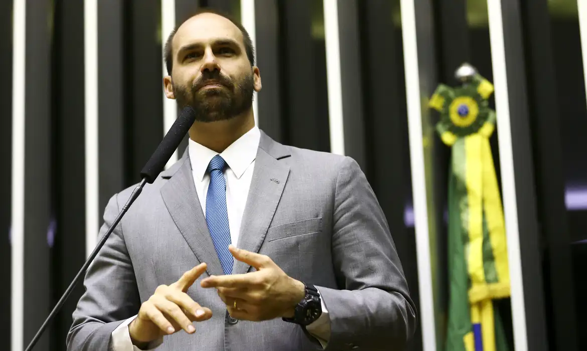 Câmara deve ser comunicada sobre denúncia contra Eduardo Bolsonaro