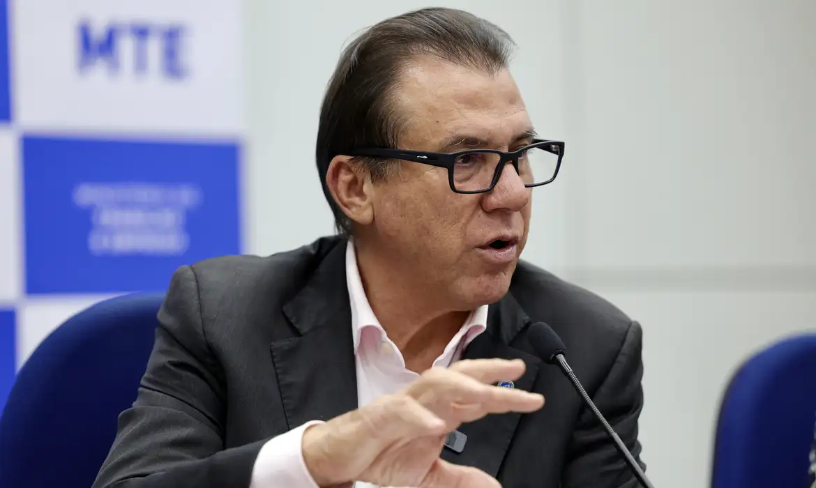 PECs da escala 6x1 não competem com o proposta do governo, diz Marinho