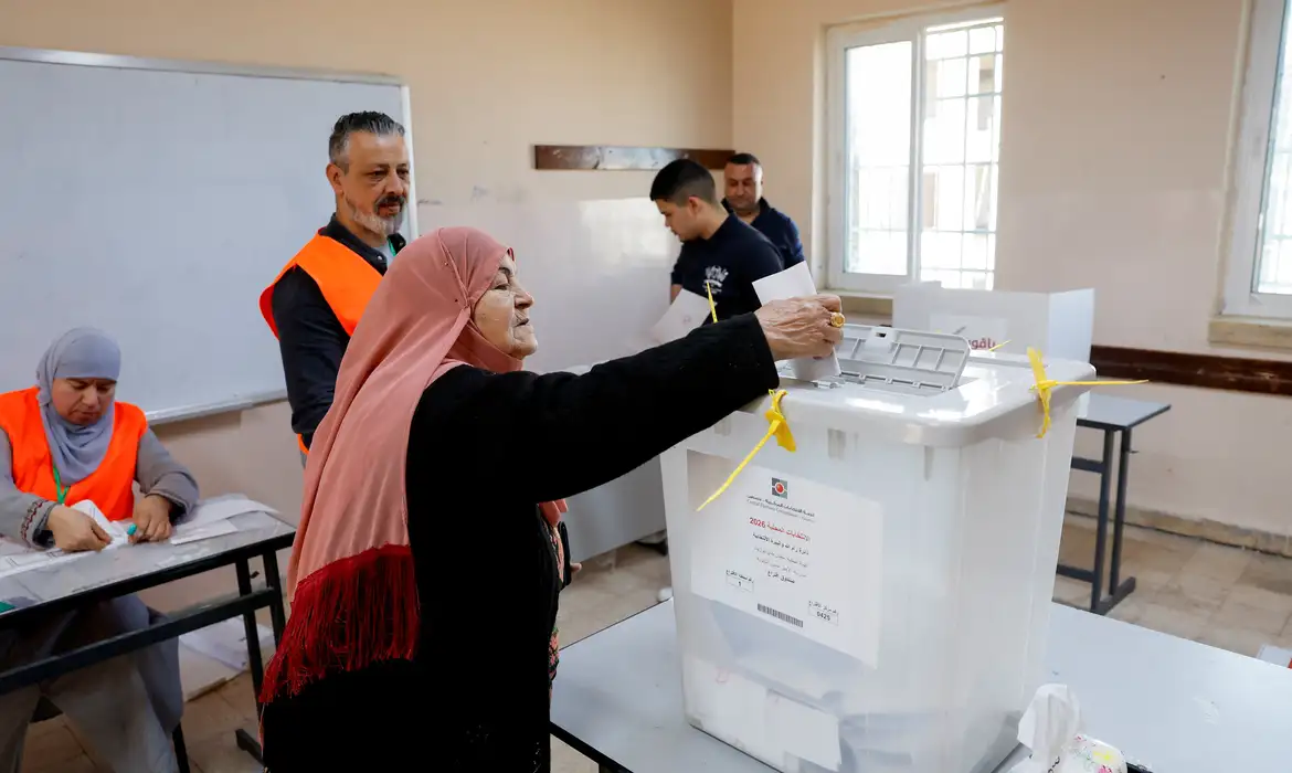 Palestinos vão às urnas em eleições municipais