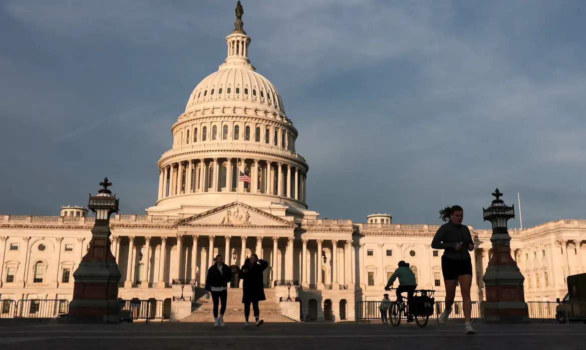 Prazo da guerra de Trump sem aval do Congresso termina em 1º de maio